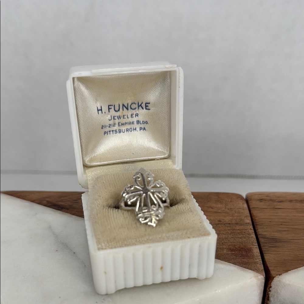Ornate Silver 925 Antique Ring with Intricate Cross Design Lot D36